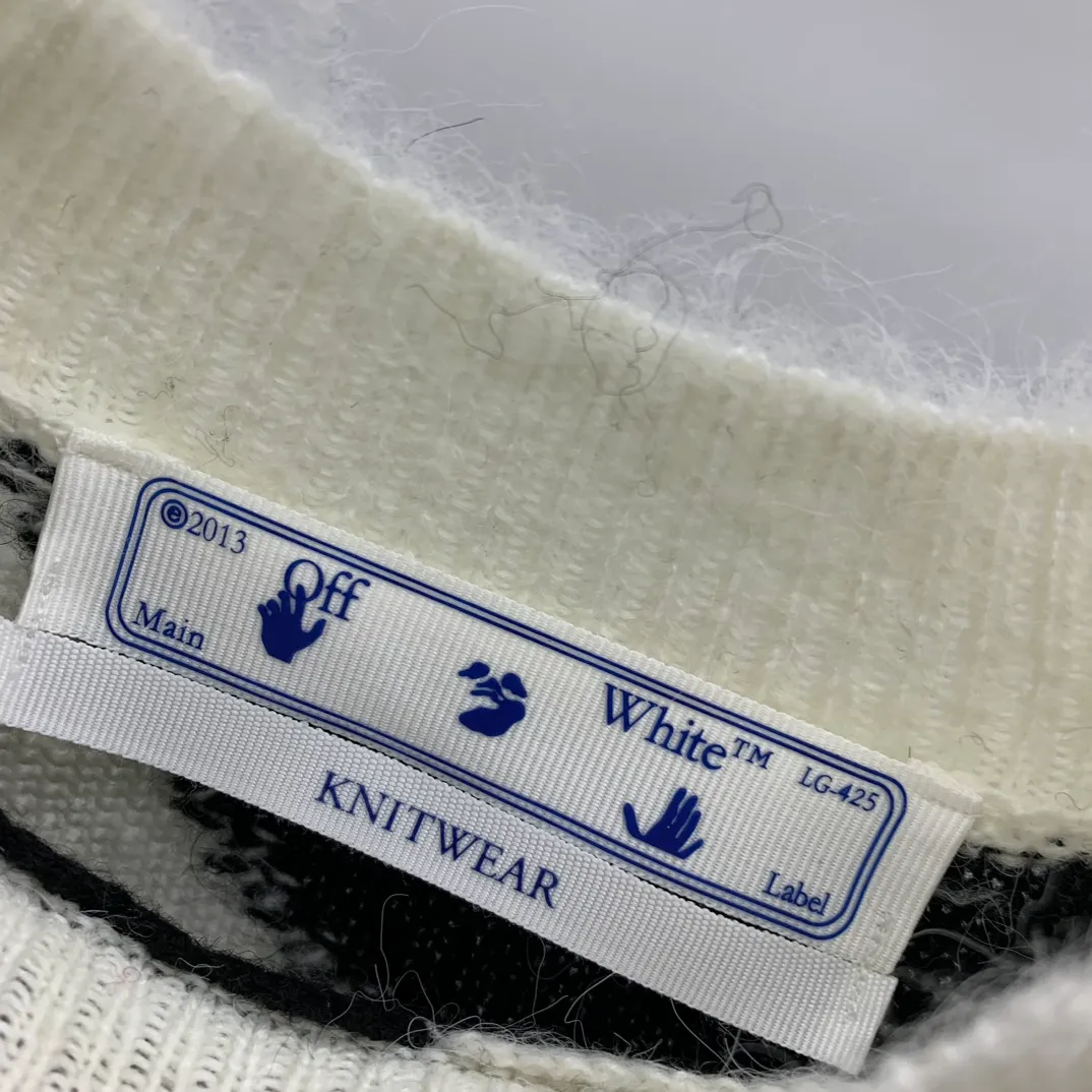 New top tested version OFFWHITE (OW) gradient mohair striped arrow sweater hoodie gradient rendering arrow couple sweater Mohair (English Mohair; Turkish: MUKHYAR) refers to the coat of Angora goats, also known as Angora goat hair. The name comes from Turkish, meaning "the best hair". It has good elasticity, pressure resistance and special luster. It is an excellent raw material for making plush fabrics and one of the most advanced animal textile fiber raw materials in the world market. Mohair has a shape similar to long wool. The fiber surface is smooth, strong luster, high strength, good elasticity, less curl, and easy to wash. Mohair can be used in jacquard blankets, long-haired coats and high-gloss wool fabrics. Mohair sweaters from ow are released every year🛒 The same style and ever-changing colors. There is really no girl who doesn’t love it. It is super suitable for wearing under a down jacket in winter without being bulky! If the lower body is missing, their favorite os version🙋🏻‍♀️ intuitively adds natural softness and fairy beauty effect, which is the best choice! The upper body is lightweight and does not weigh down the body while keeping warm. The sleeves and the gradient arrow parts on the back are repeatedly patterned until the gradient level is satisfied before large-scale products are released. The craftsmanship is extremely demanding. Each sweater is woolen at least ten times to give it a plush, thick feel and good fluffiness! ✅ Fabric composition: 50% mohair 32 spandex 18% wool, three-level anti-pilling Color: black and white gradient Sizes Mohair is lighter and softer, so be careful not to machine wash it, not machine washable! ! emphasize! !  ⚠️Hand wash with warm water and cold water P:440